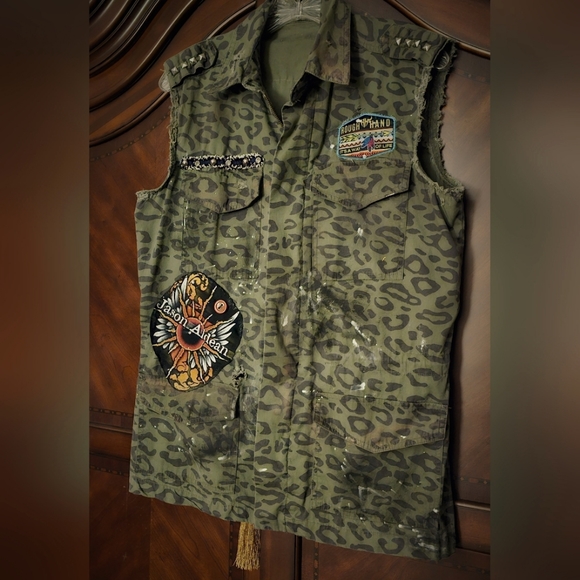 UPCYCLED Distressed 'SHE'S COUNTRY'/'Jason Aldean' Sleeveless Army Green Vest - Picture 4 of 10